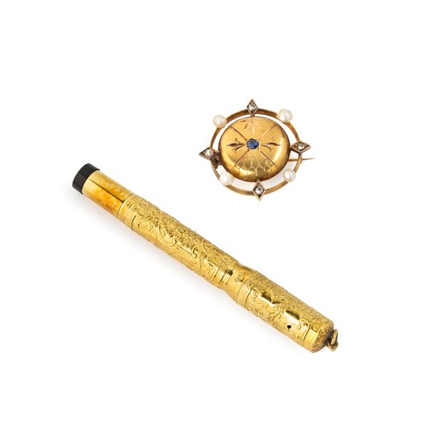 Piccola penna stilografica rivestita in oro 18 kt e spilla in oro giallo 18 kt e perle