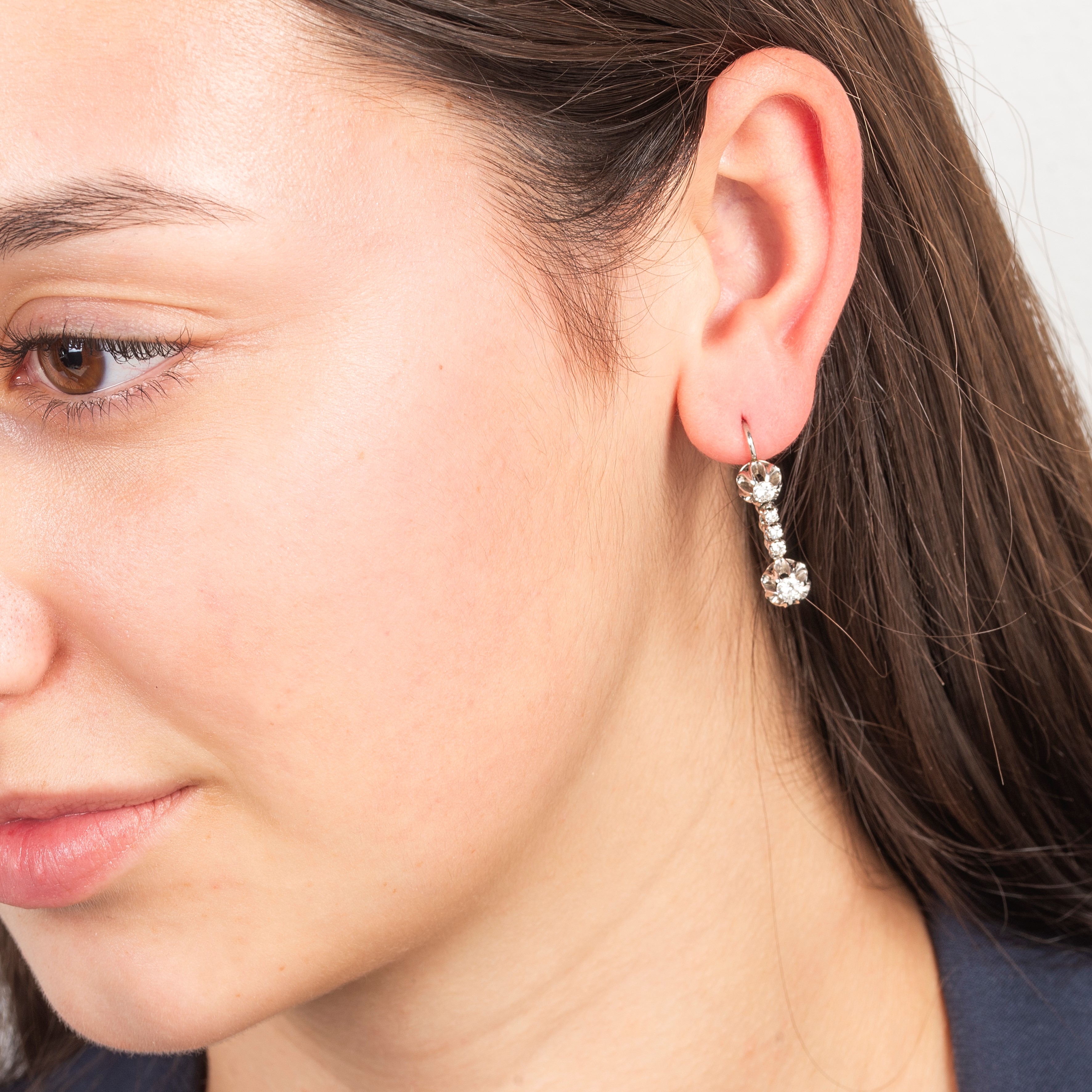 Paio di orecchini pendenti in oro bianco 18 kt e diamanti