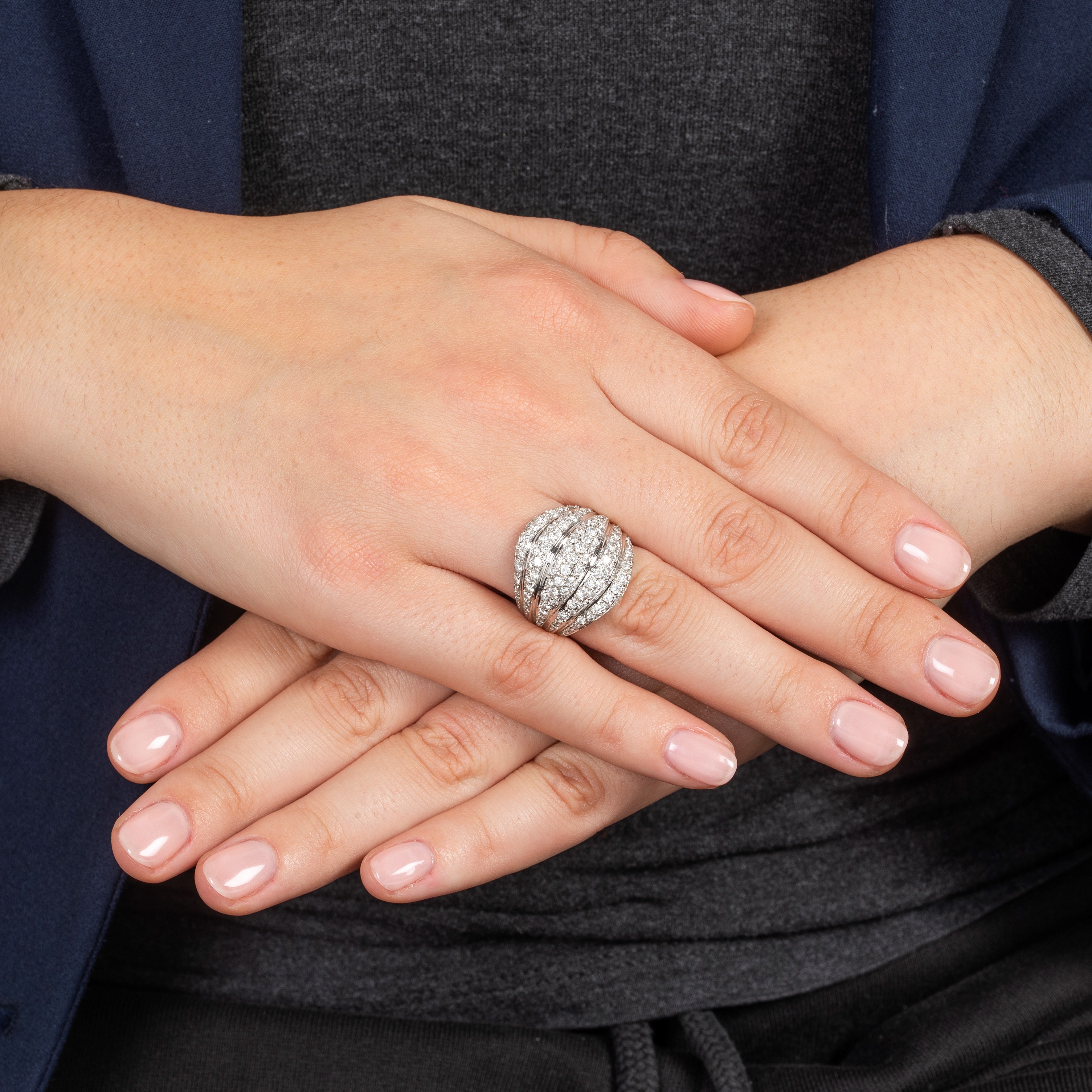 Grande anello a fascia in oro bianco 18 kt e diamanti