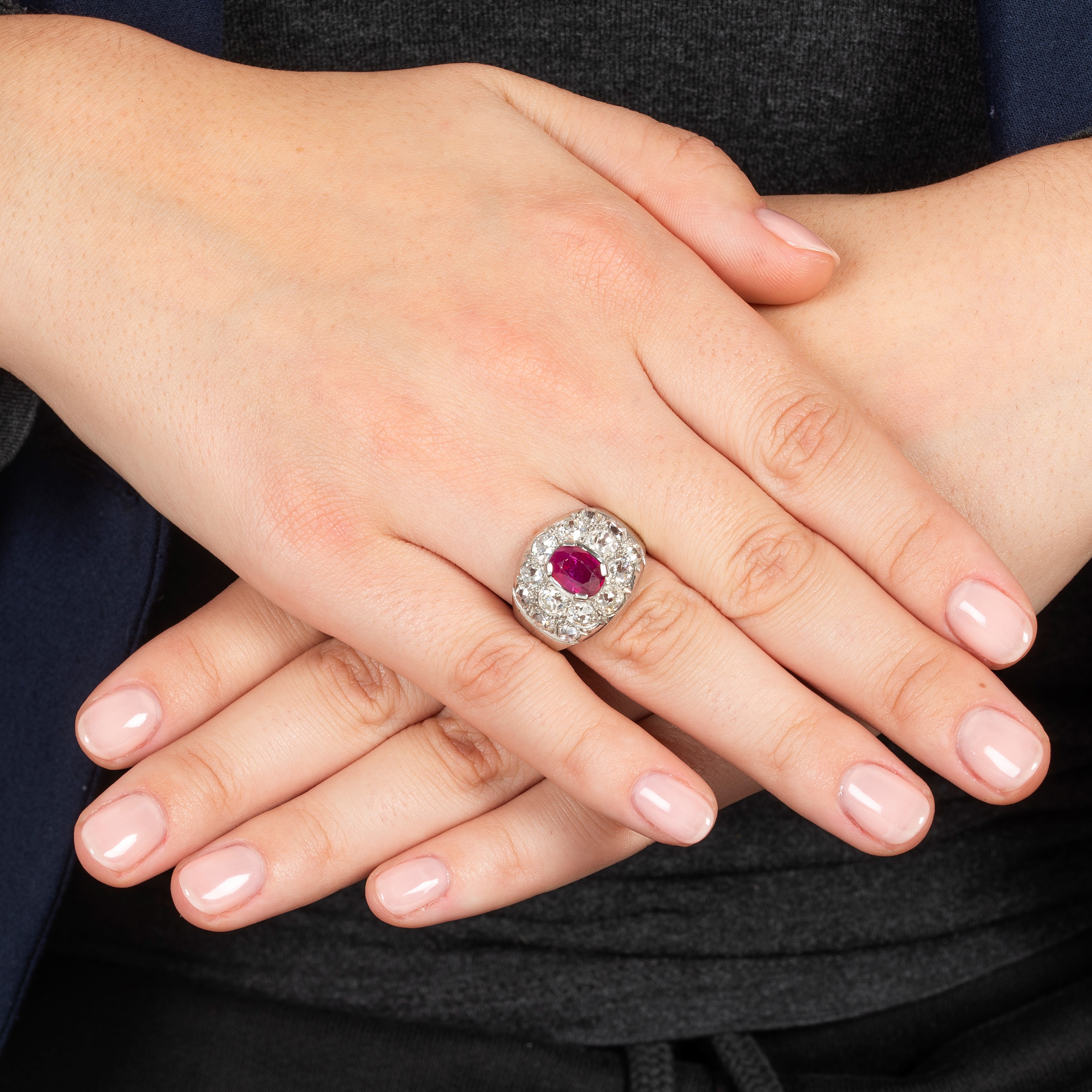 Anello a fascia in oro bianco 18 kt, diamanti e rubino Birmano Naturale