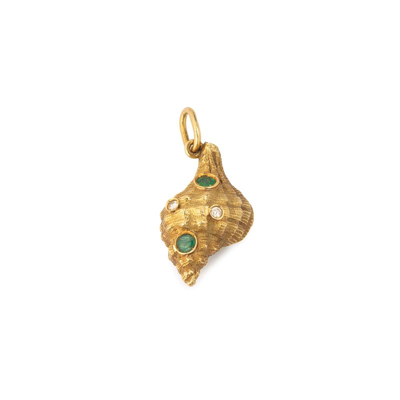 Pendente conchiglia in oro giallo 18 kt, diamanti e smeraldo