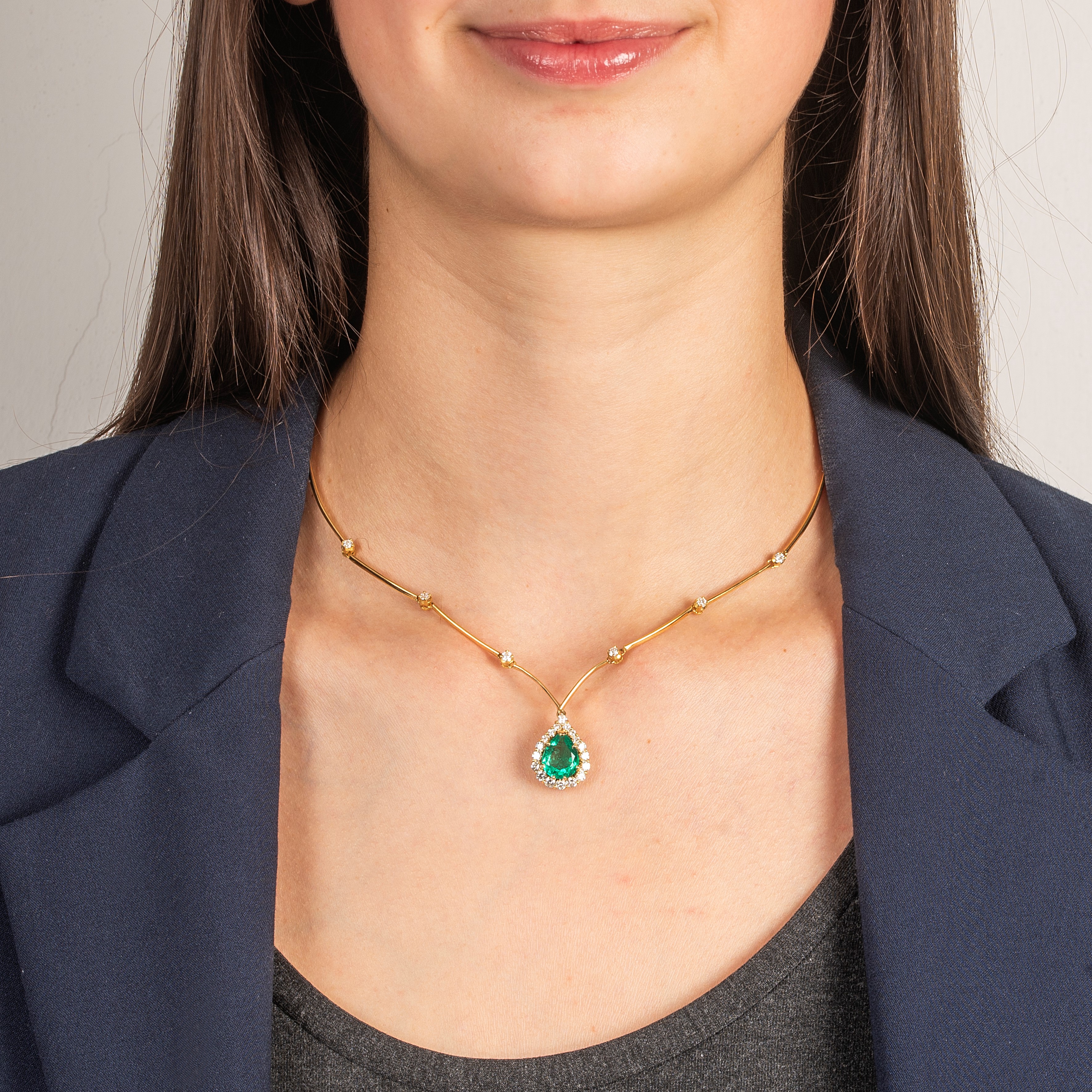 Collier semirigido in oro giallo 18 kt, diamanti e smeraldo