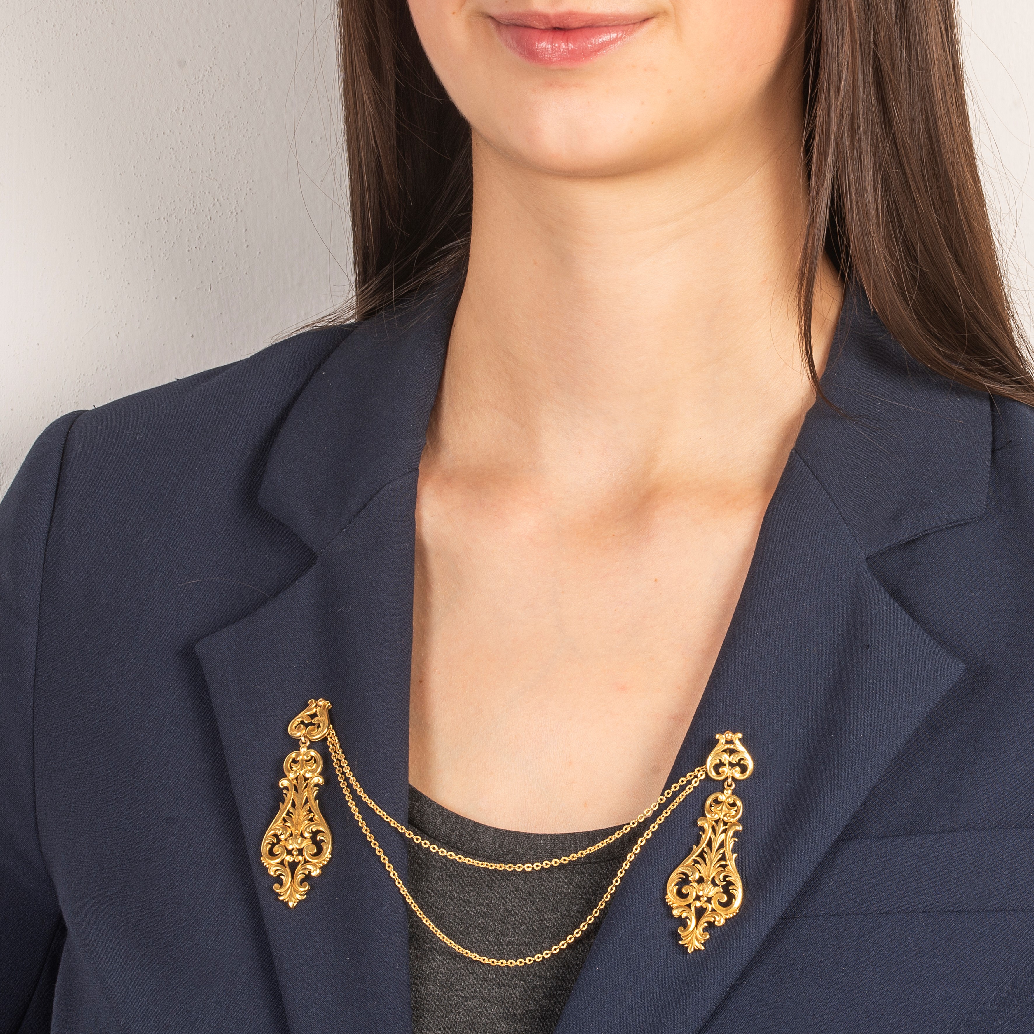 Grande spilla doppia di ispirazione floreale in oro giallo 18 kt