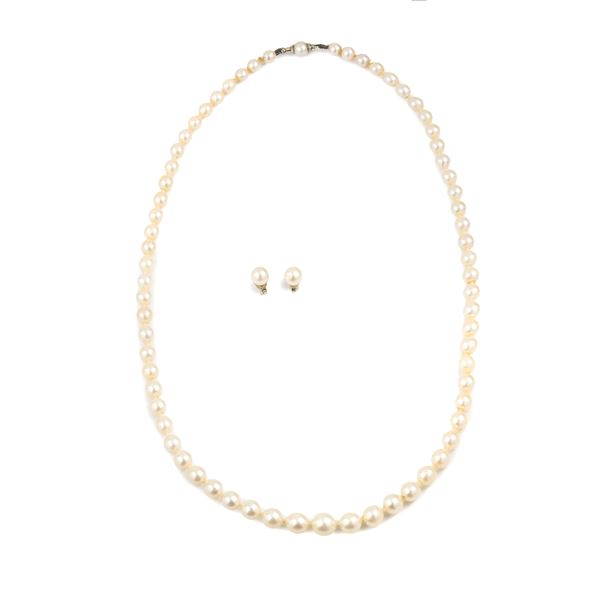 Strand of cultured pearls and 18kt white gold and pair of earrings with pearls en suite