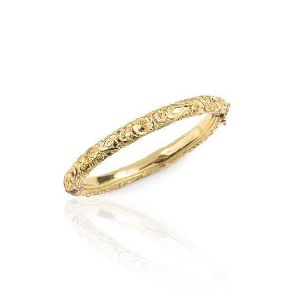 Bracciale rigido in oro giallo 18 kt con motivi floreali