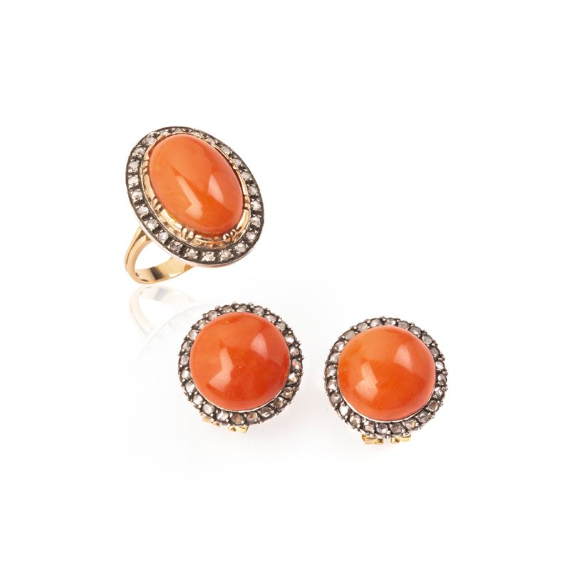 Paio di orecchini e anello in oro giallo 18 kt, argento, diamanti e corallo rosso