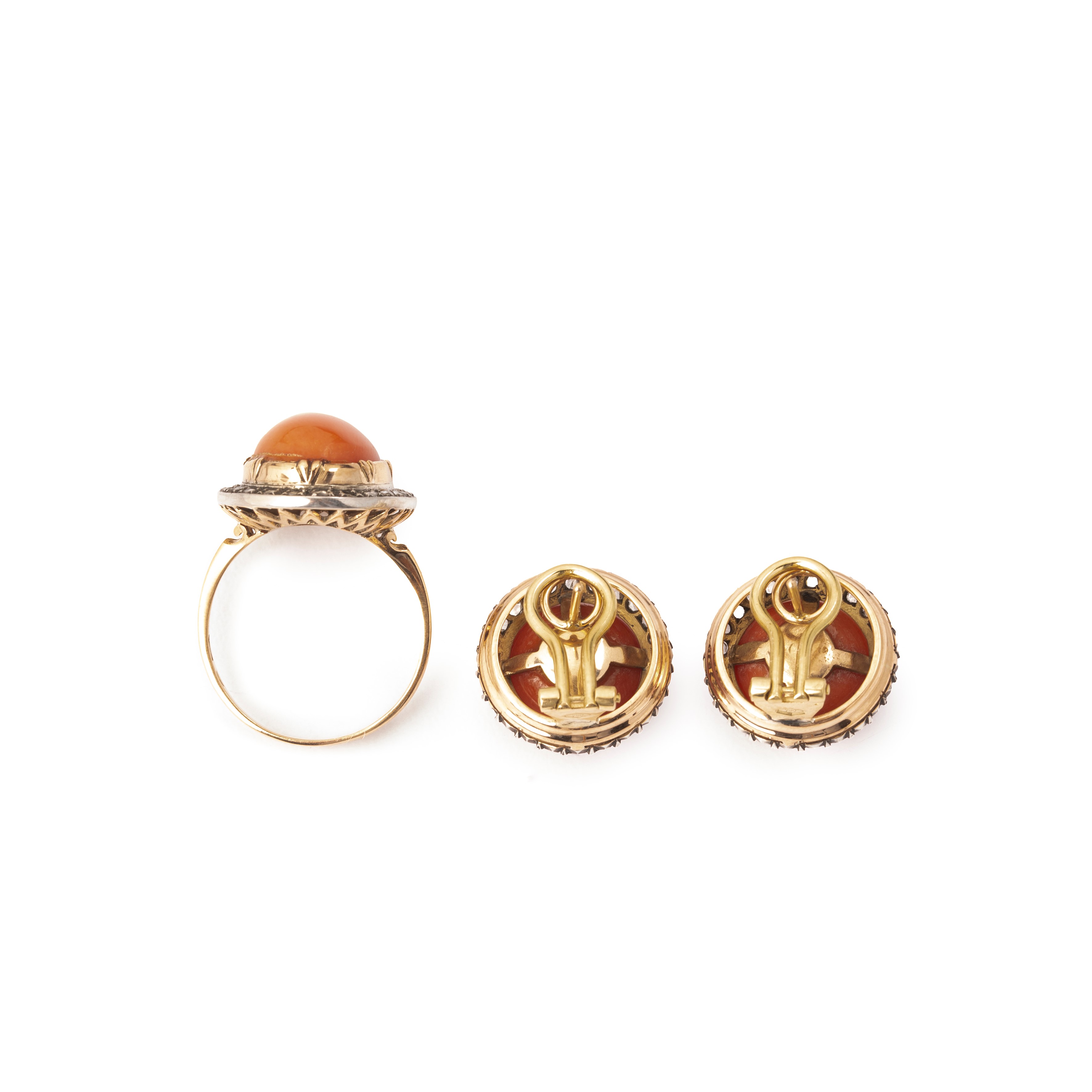 Paio di orecchini e anello in oro giallo 18 kt, argento, diamanti e corallo rosso