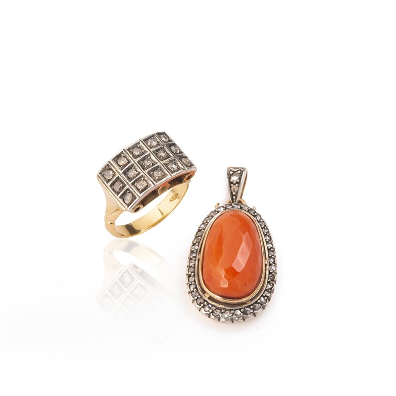 Pendente in oro giallo 18 kt, argento, diamanti, corallo e anello in giallo 18 kt, argento, diama...