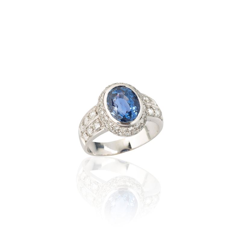 Anello in oro bianco 18 kt, diamanti e zaffiro