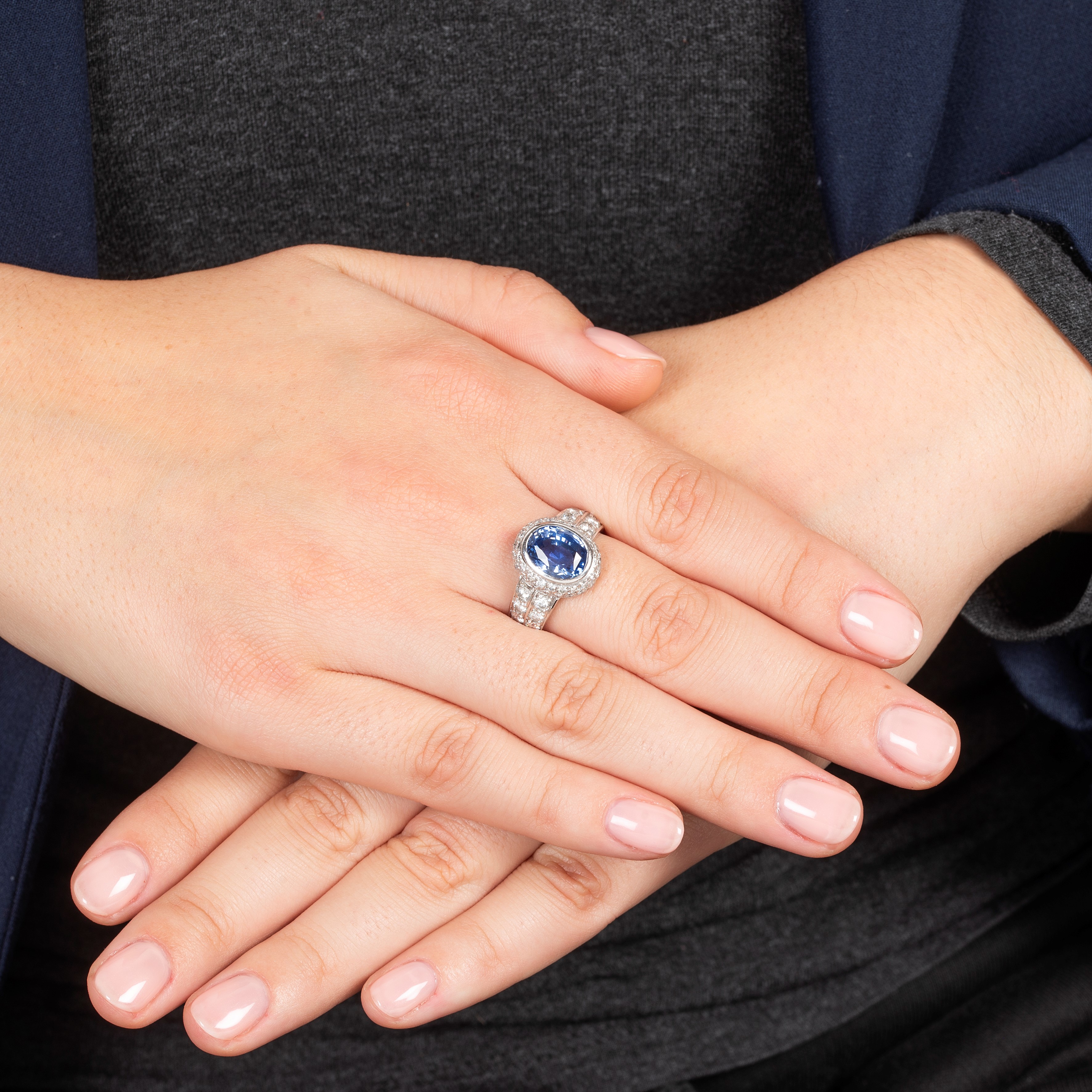 Anello in oro bianco 18 kt, diamanti e zaffiro