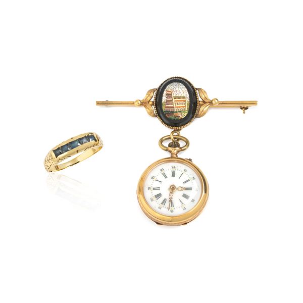 Spilla in oro giallo 18 kt con micromosaico e orologio e anello in oro giallo 18 kt e pietre blu