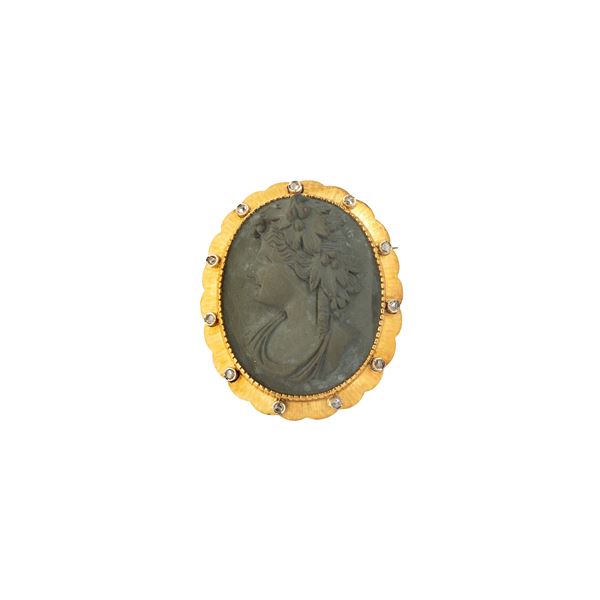 Spilla in oro giallo 18kt, diamanti e cammeo in lava raffigurante Bacco