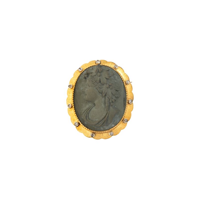 Spilla in oro giallo 18kt, diamanti e cammeo in lava raffigurante Bacco