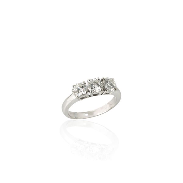 Trilogy ring in 18 kt white gold and diamonds