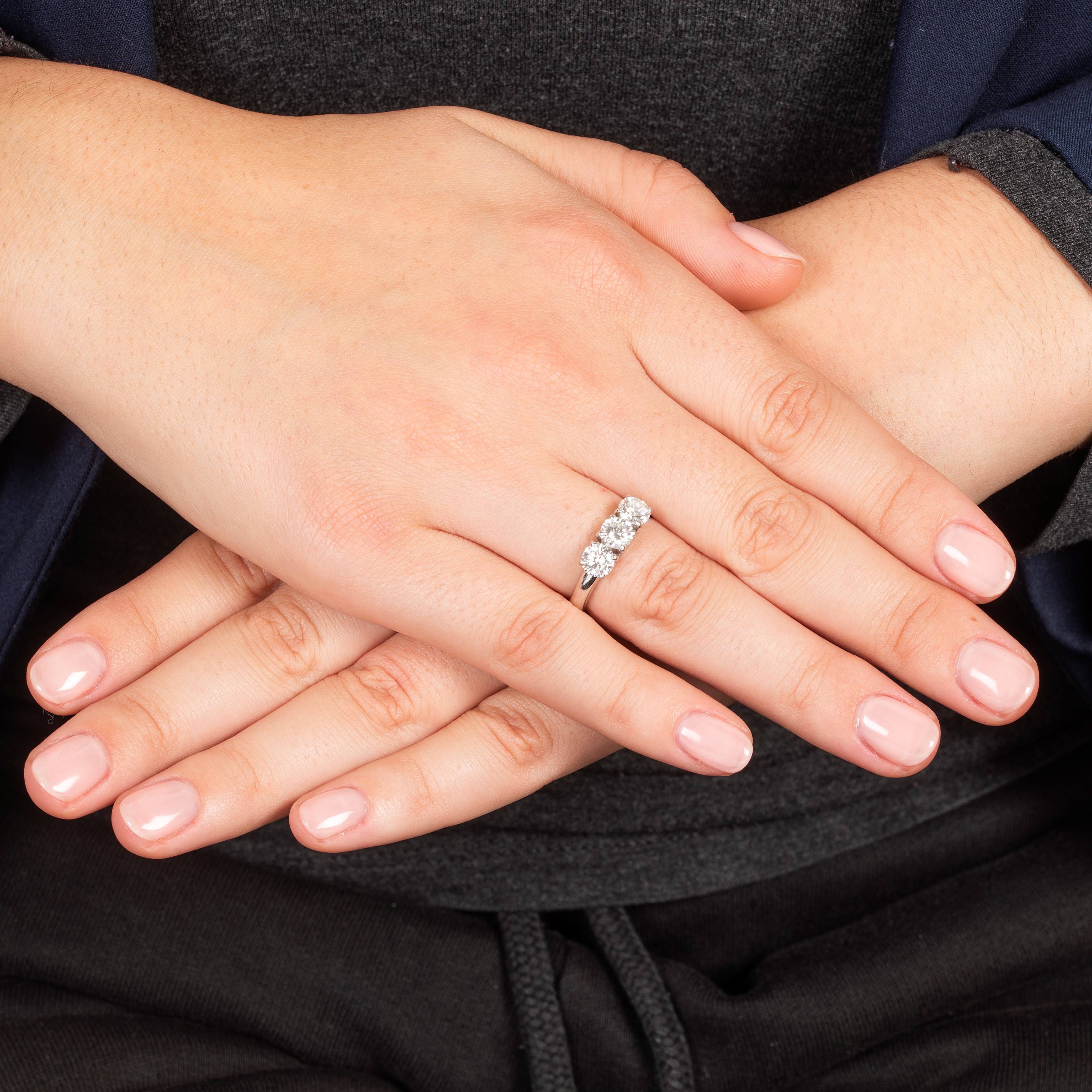 Anello Trilogy in oro bianco 18 kt e diamanti