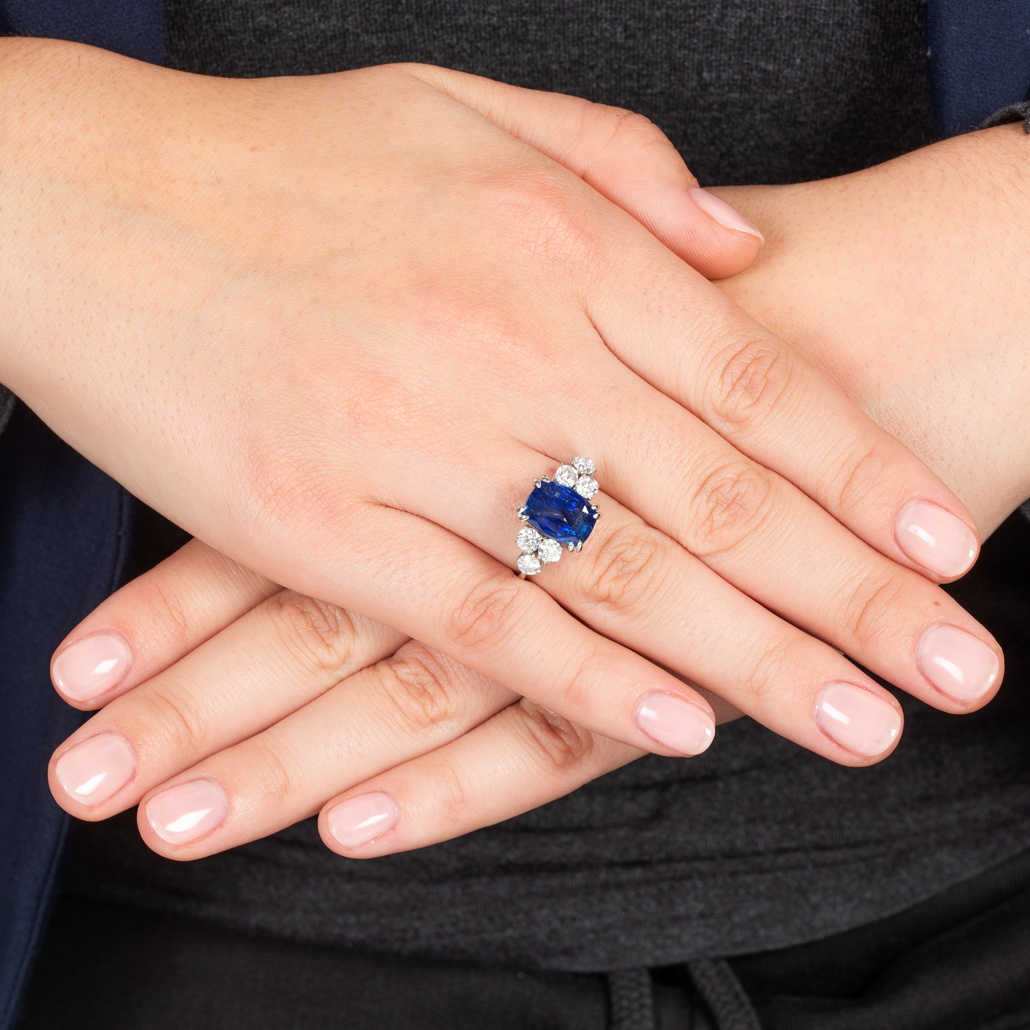 Anello in oro bianco 18 kt, diamanti e zaffiro naturale Sri Lanka