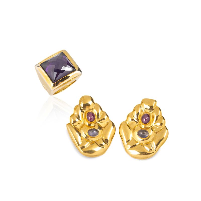 Grandi orecchini a clips in oro giallo 18 kt e pietre e anello in oro giallo 18 kt e pietra viola