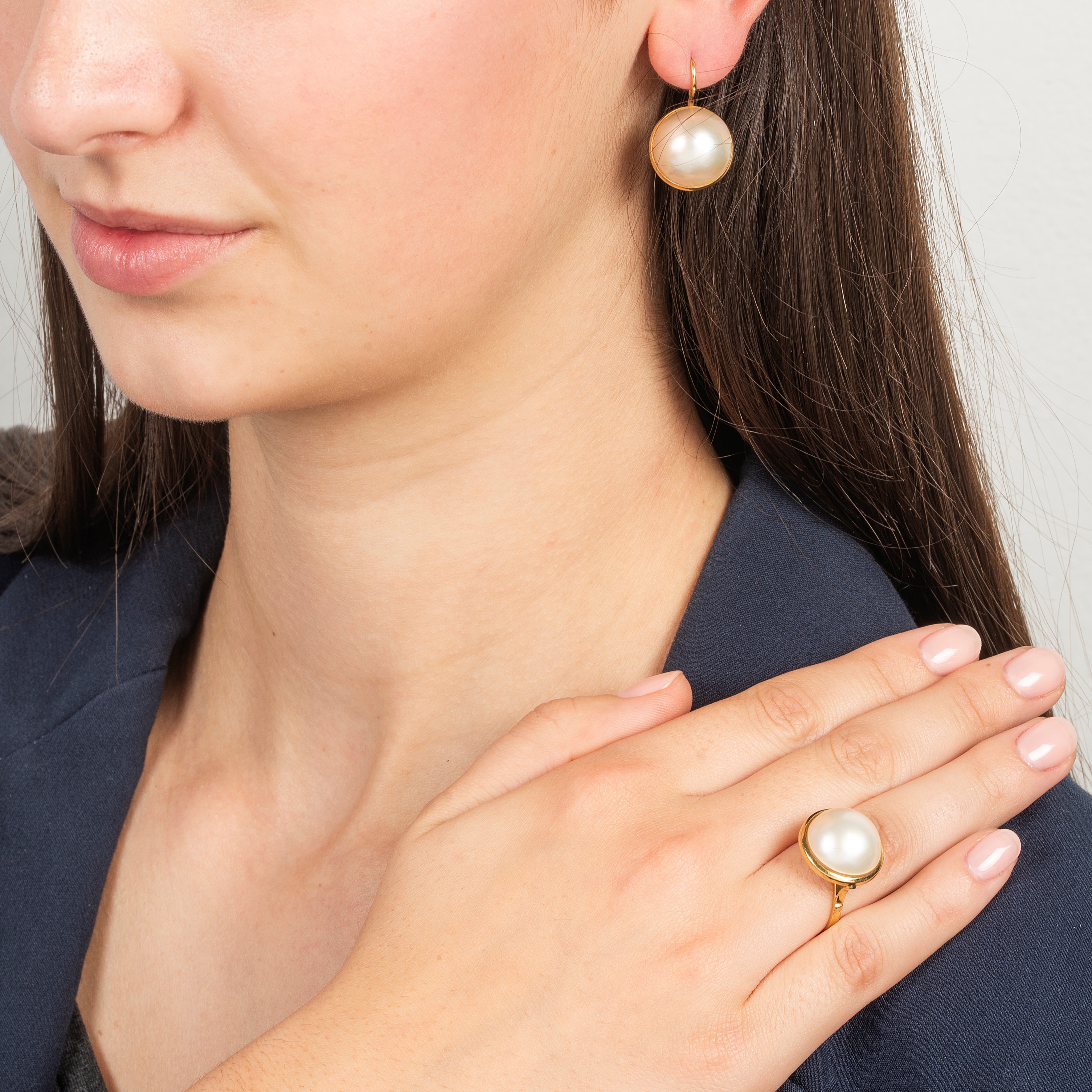 Paio di orecchini e anello in oro giallo 18 kt e perle mabè