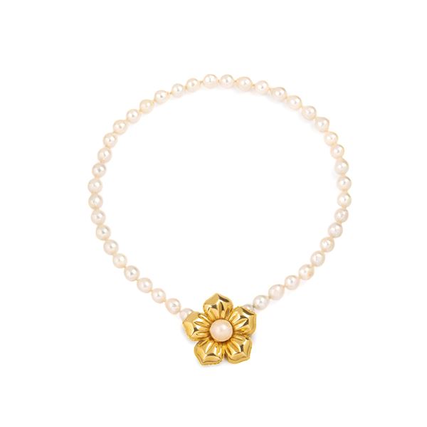 Cultured pearl strand, with 18kt yellow gold floral clasp and mabé pearl