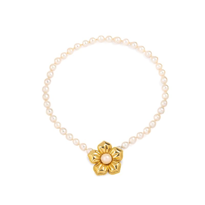 Filo in perle coltivate, con fermezza floreale in oro giallo 18 kt e perla mabè