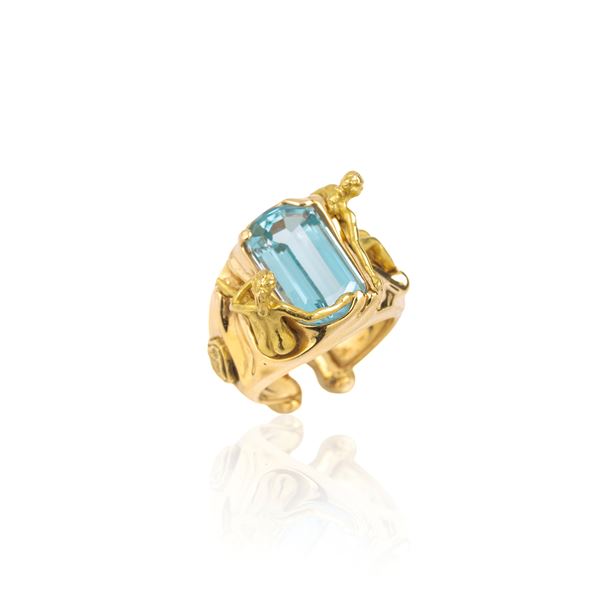 Large 18kt yellow gold sculpture ring with blue stone