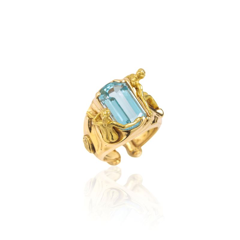 Grande anello scultura in oro giallo 18kt e pietra azzurra