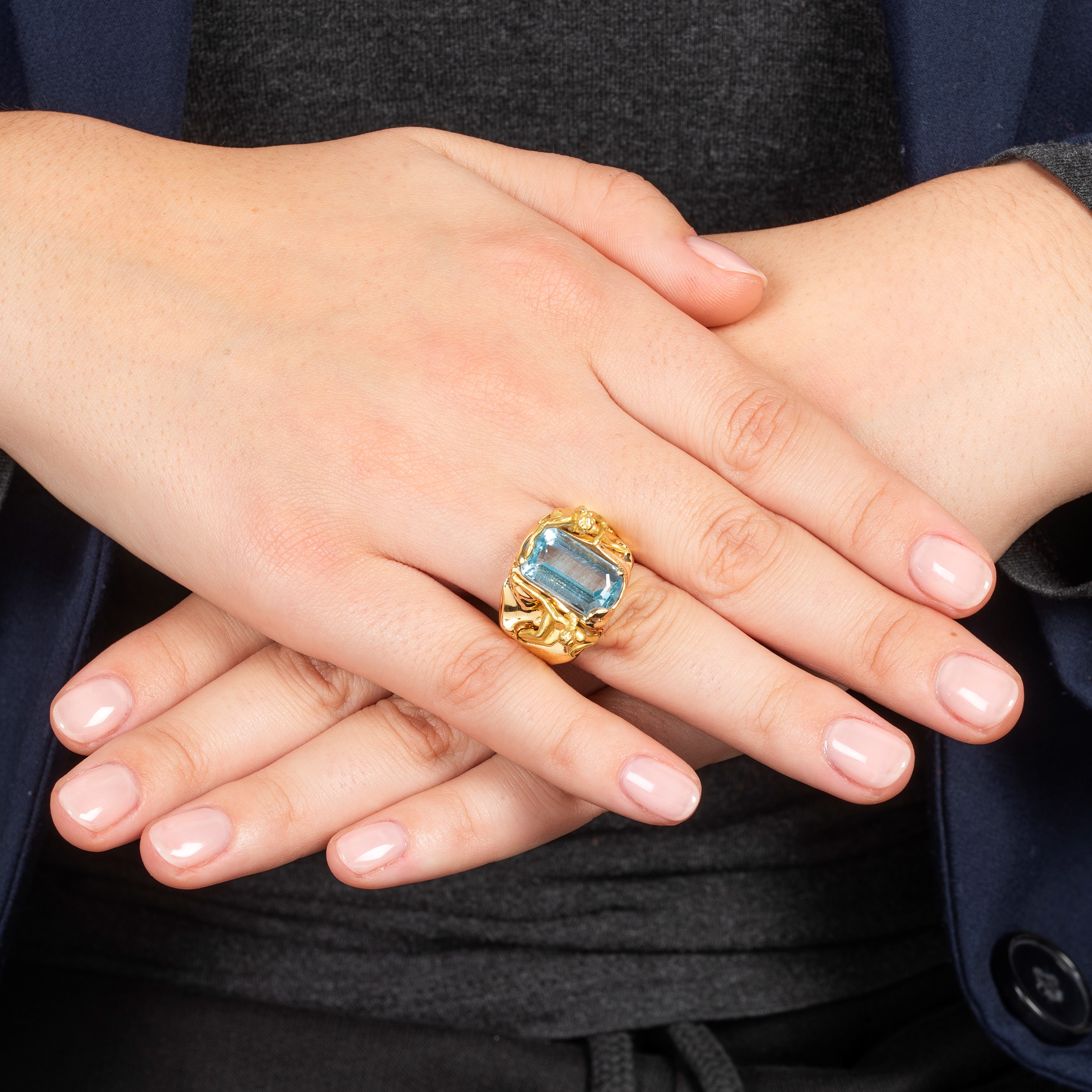 Grande anello scultura in oro giallo 18kt e pietra azzurra