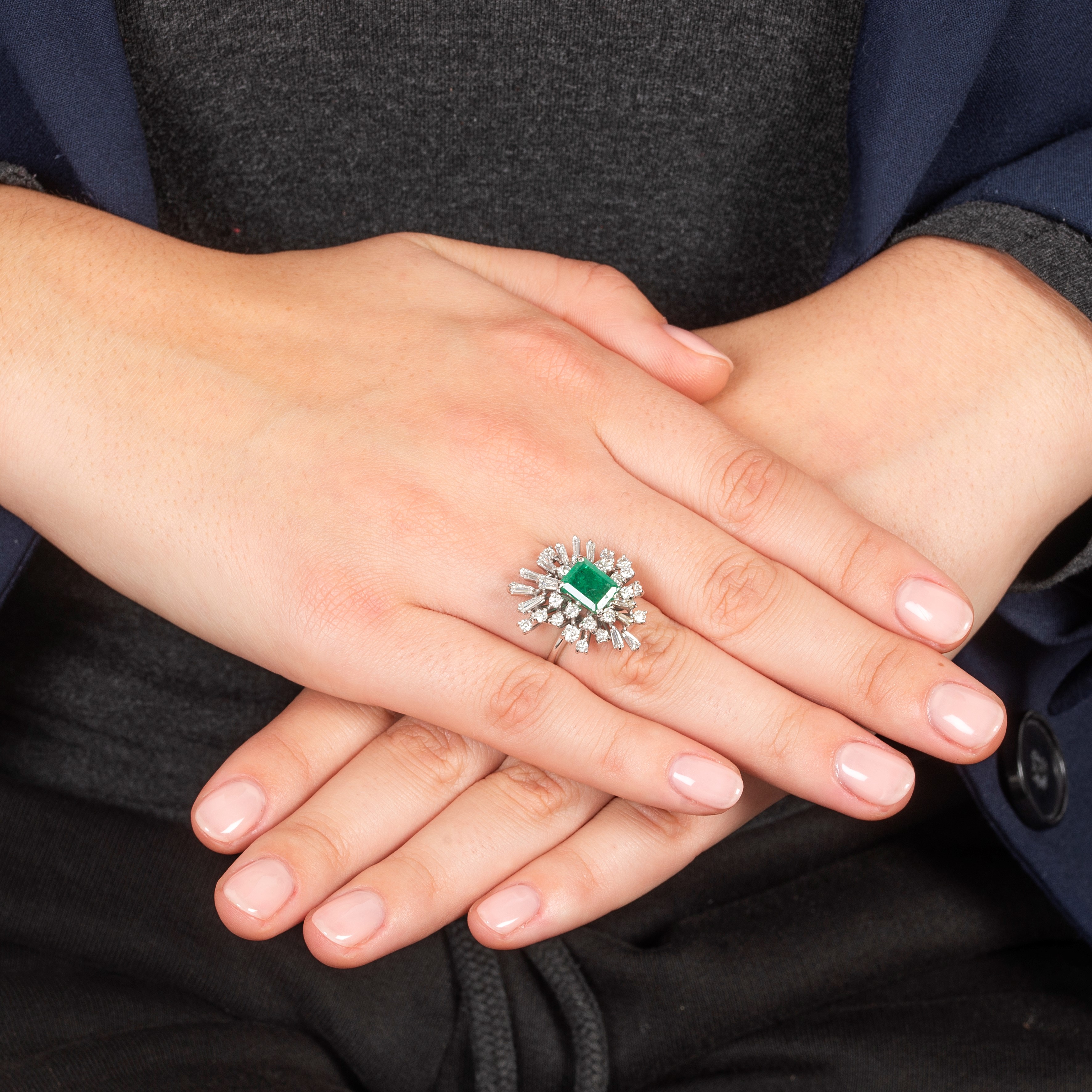 Anello in oro bianco 18 kt, diamanti e smeraldo