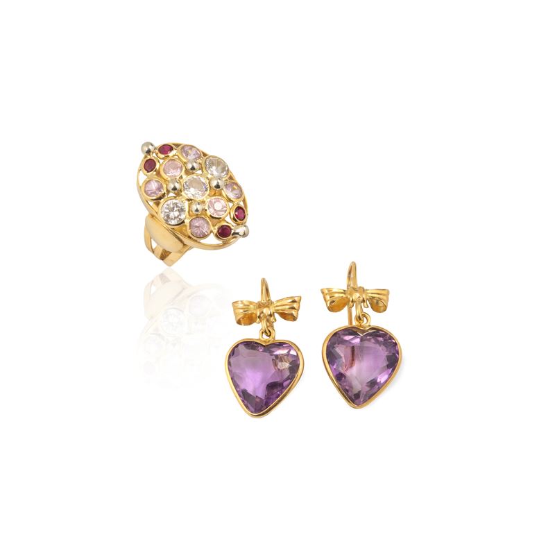 Orecchini in oro giallo 18 kt e ametista e anello in oro 18 kt, rubini, quarzo e zaffiri bianchi