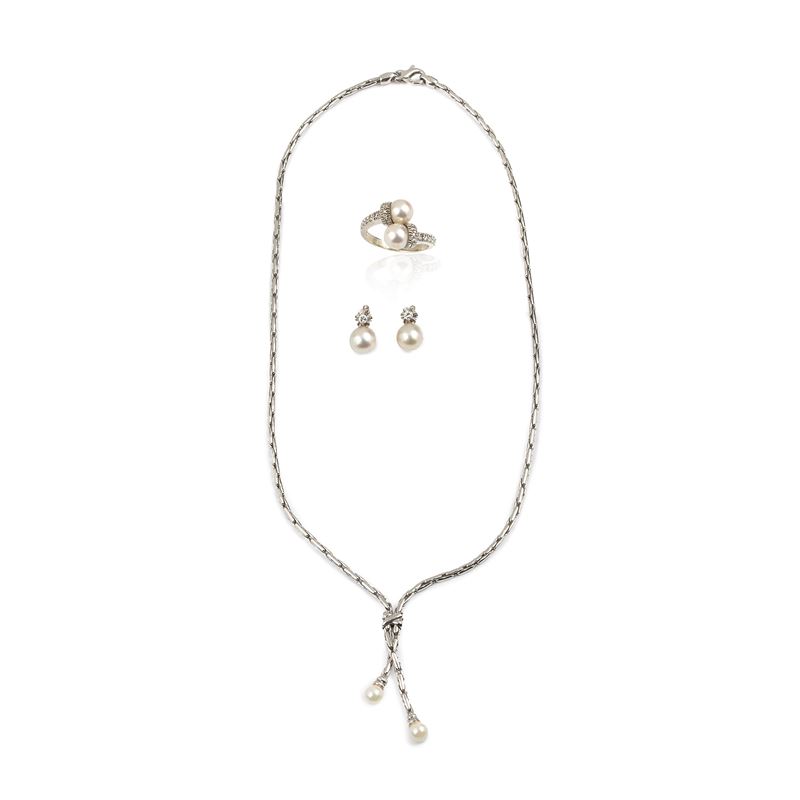 Orecchini a monachella, collana e anello contrariè in bianco 18 kt, diamanti e perle