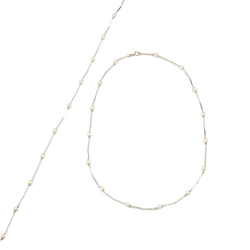 Lunga collana in oro bianco 18 kt e perle coltivate