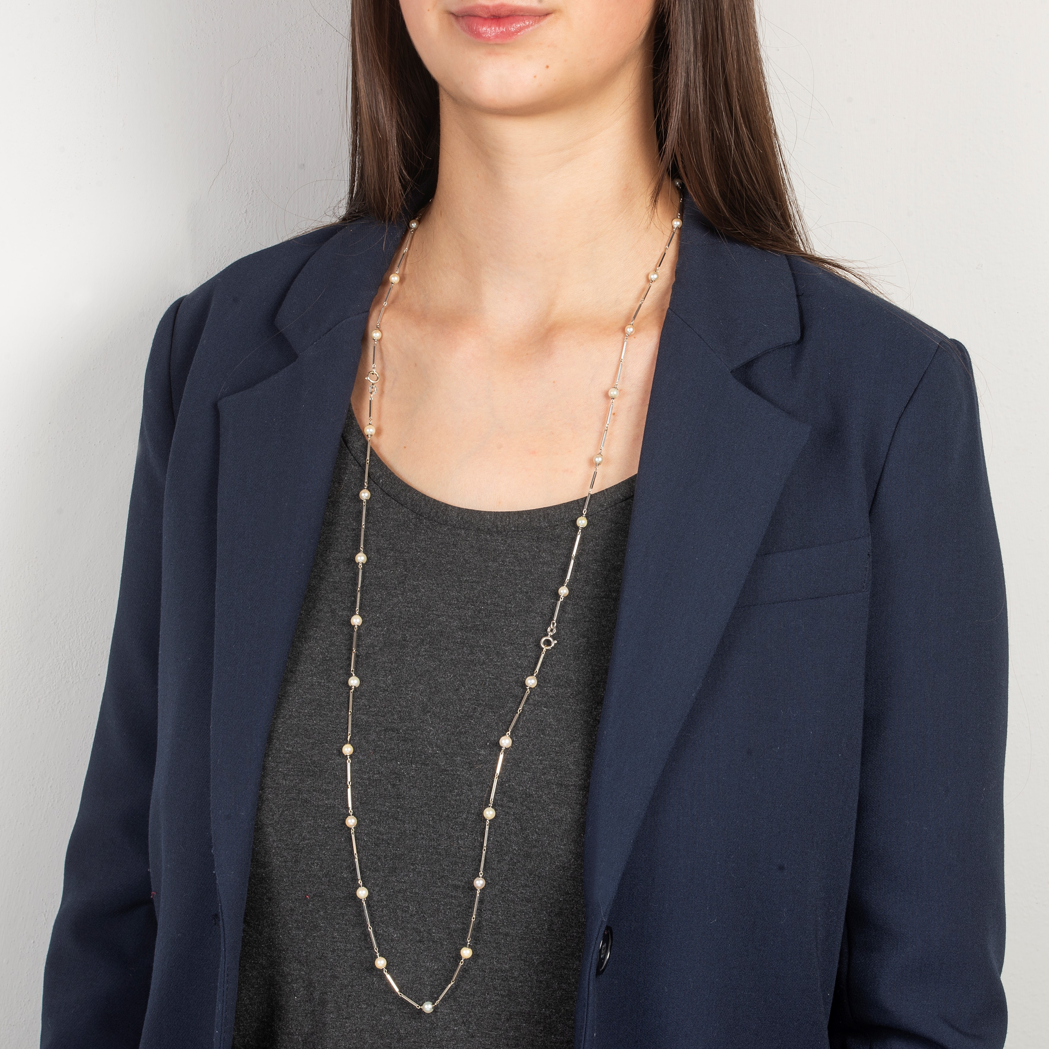 Lunga collana in oro bianco 18 kt e perle coltivate