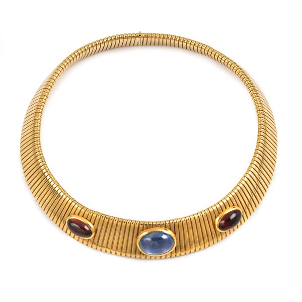 Girocollo tubogas in oro giallo 18kt, granati e zaffiro chiaro