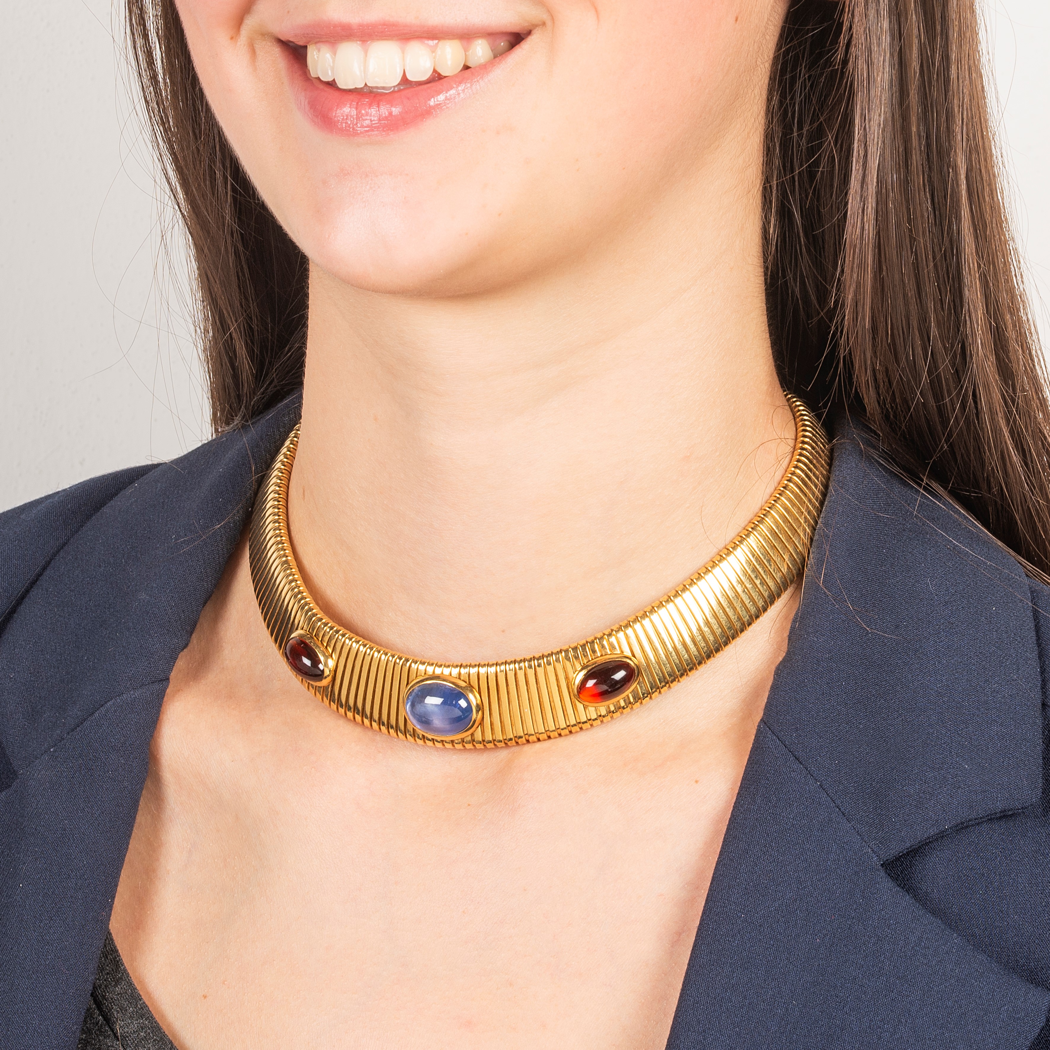 Girocollo tubogas in oro giallo 18kt, granati e zaffiro chiaro