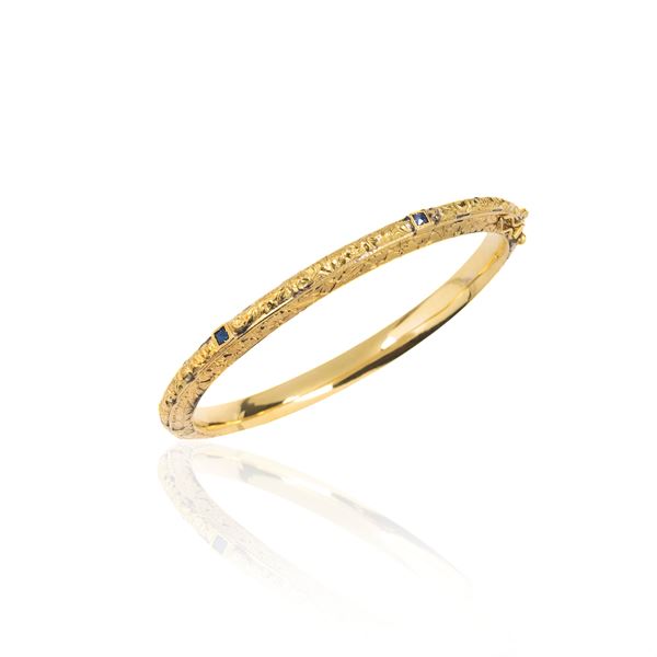Bracciale rigido inciso con motivi floreali in oro giallo 18 kt e zaffiri