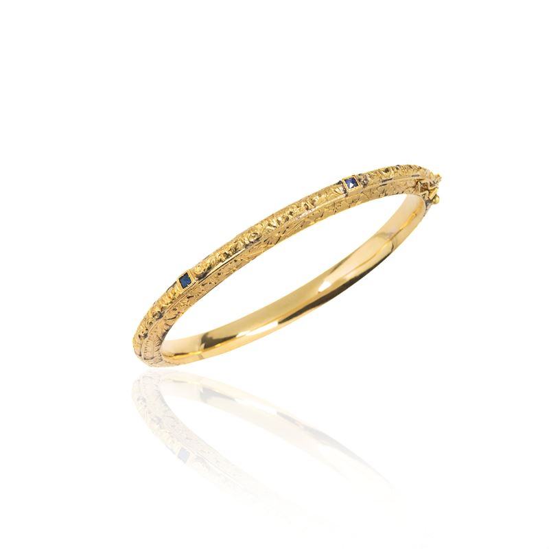 Bracciale rigido inciso con motivi floreali in oro giallo 18 kt e zaffiri