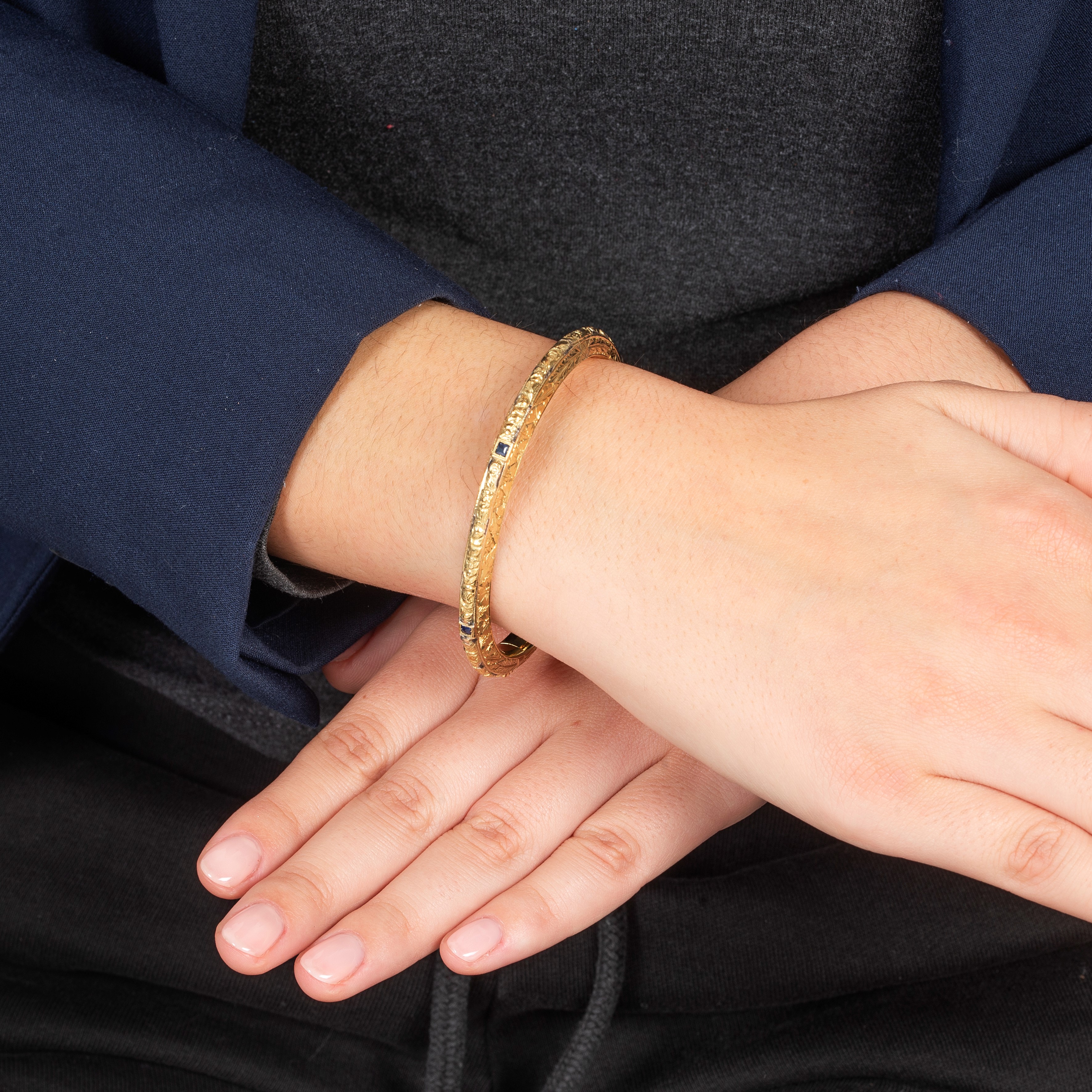 Bracciale rigido inciso con motivi floreali in oro giallo 18 kt e zaffiri