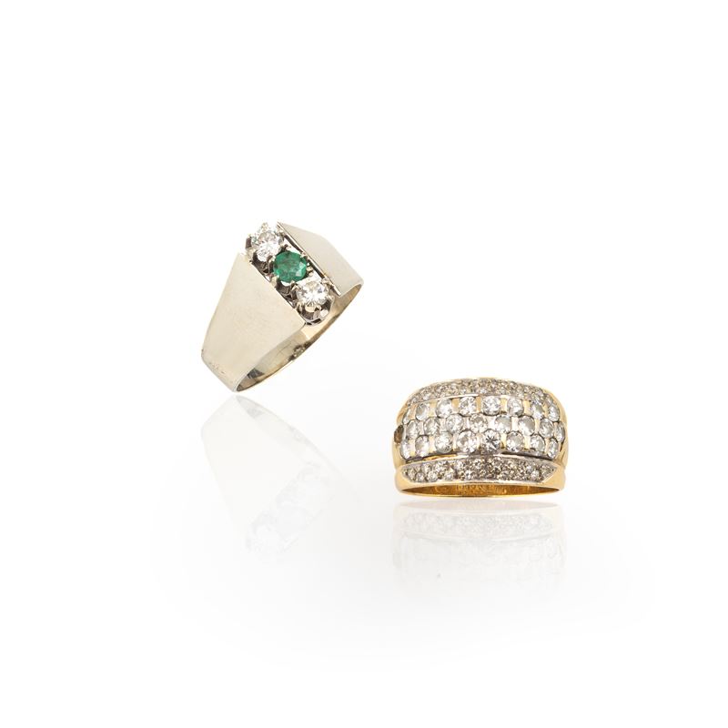 Anello a fascia in oro giallo 18 kt e diamanti e anello in oro bianco 18 kt, diamanti e smeraldo