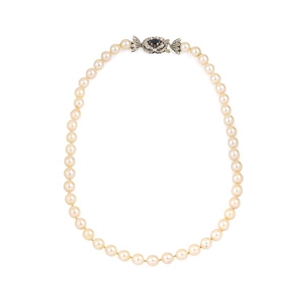 Strand of cultured pearls, 18 kt white gold and sapphire