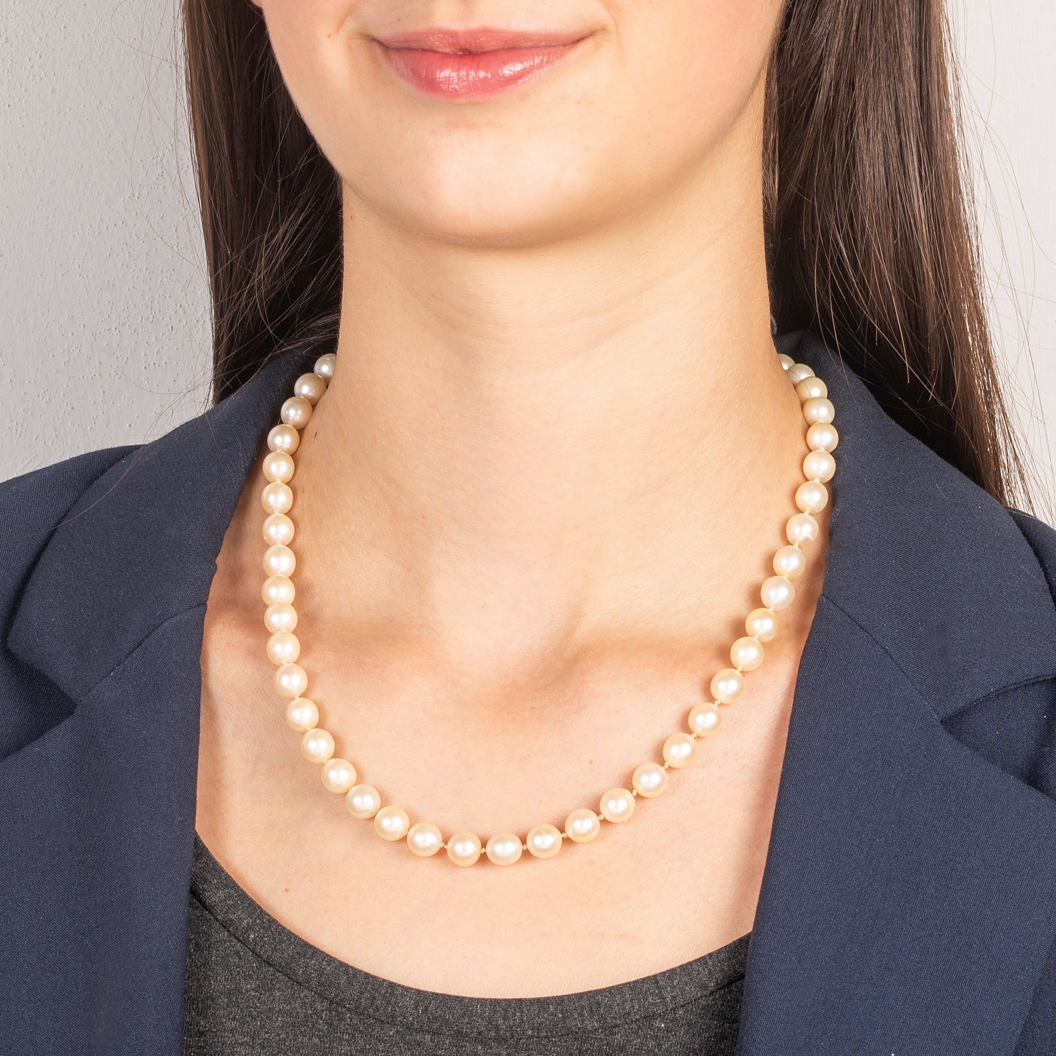 Filo in perle coltivate, oro bianco 18 kt e zaffiro