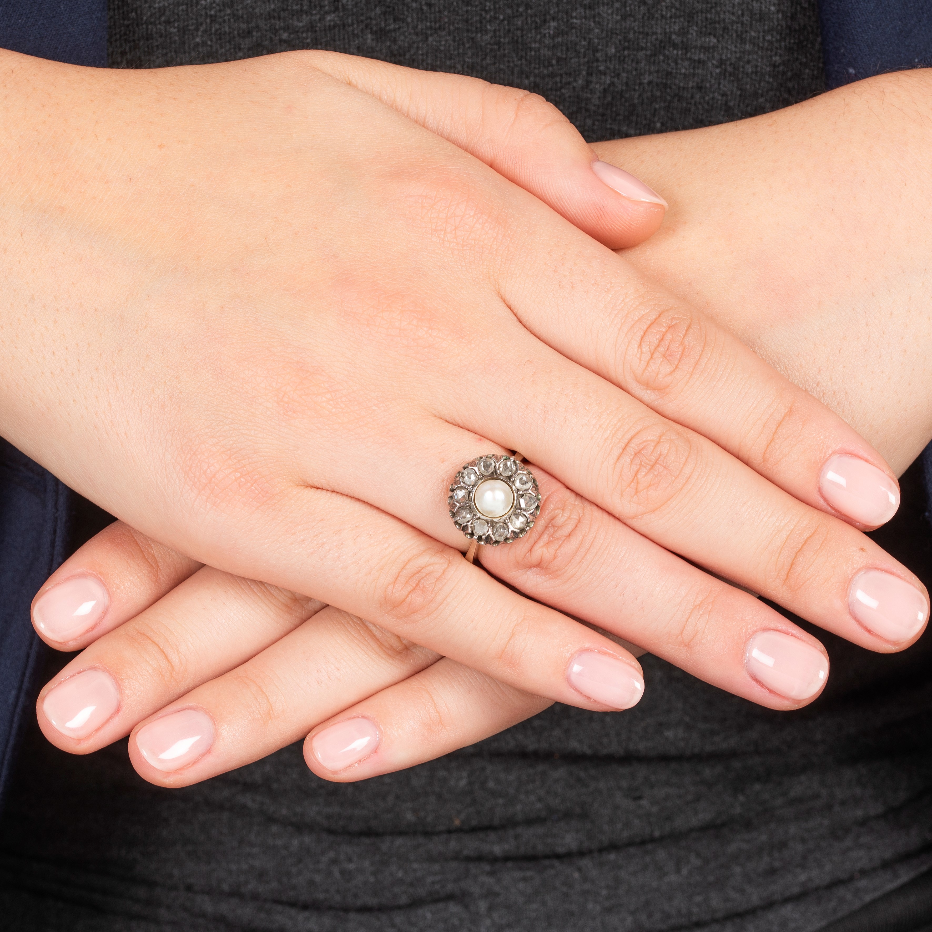 Anello a margherita in oro bianco 18 kt, argento, diamanti e perla mabè
