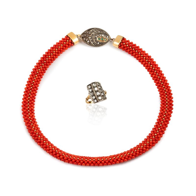Girocollo in corallo, oro 14 kt, argento, diamanti e smeraldi e anello in oro 18 kt, argento, dia...