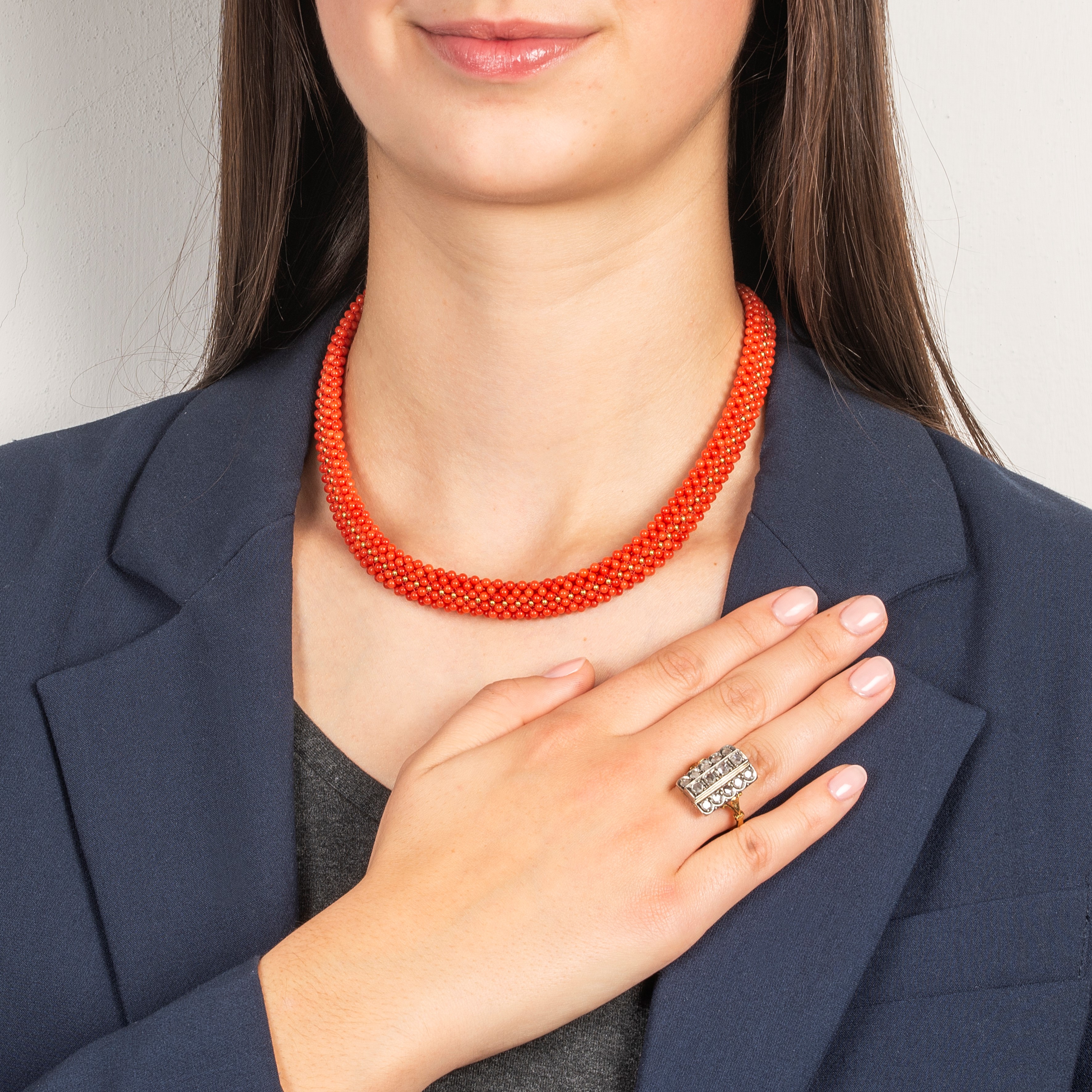 Girocollo in corallo, oro 14 kt, argento, diamanti e smeraldi e anello in oro 18 kt, argento, dia...