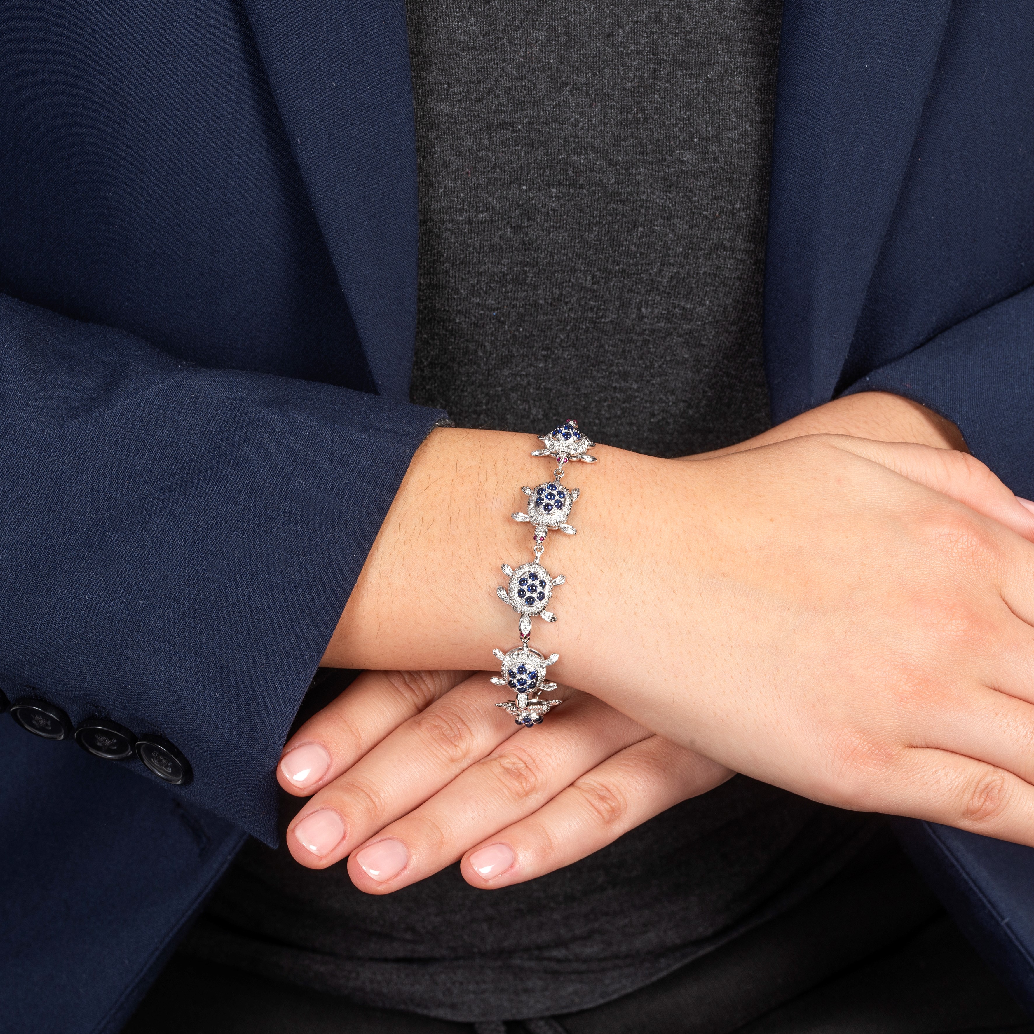 Bracciale tartarughe in oro bianco 18 kt, diamanti, rubini e zaffiri