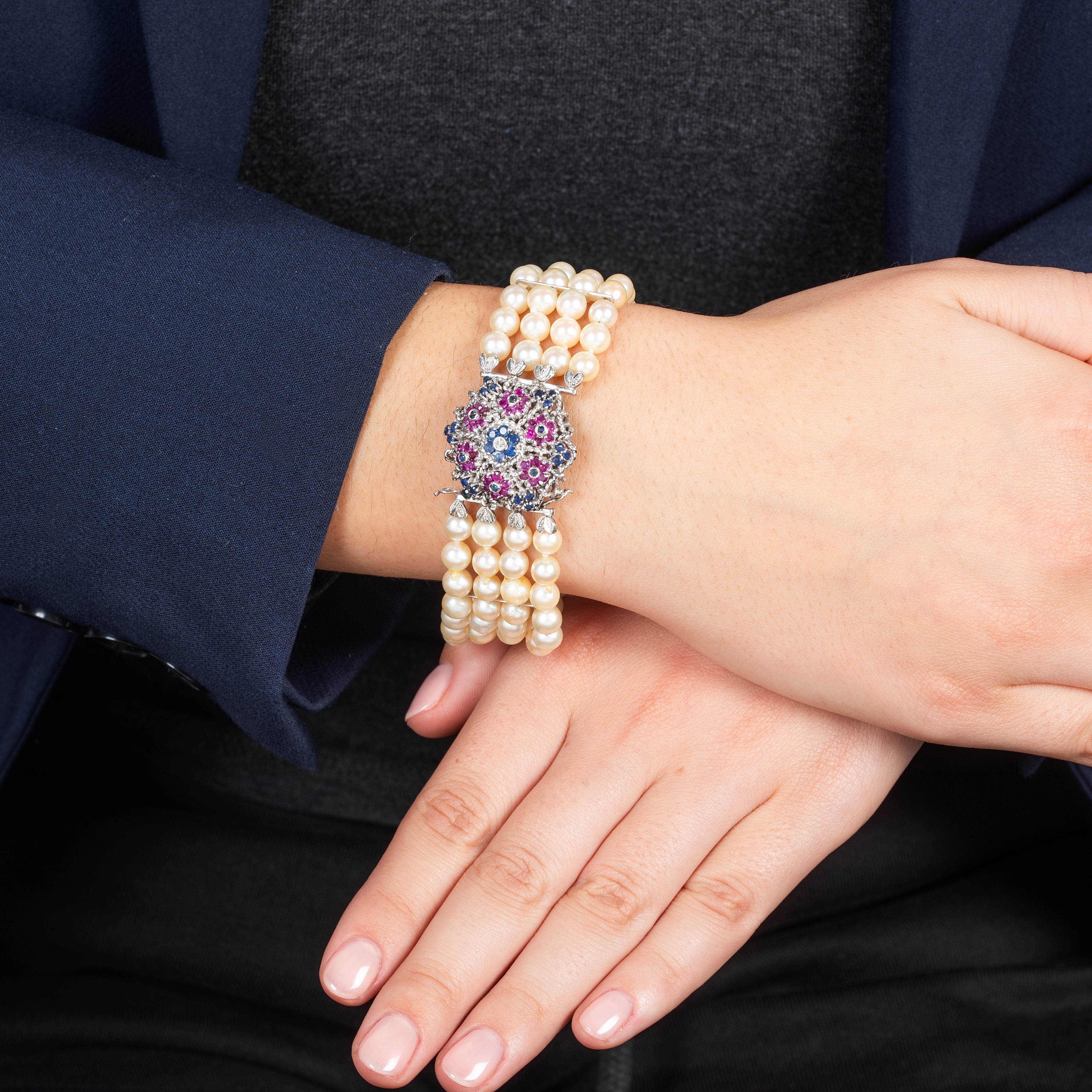 Bracciale in perle coltivate, oro bianco 18 kt, diamanti e zaffiri