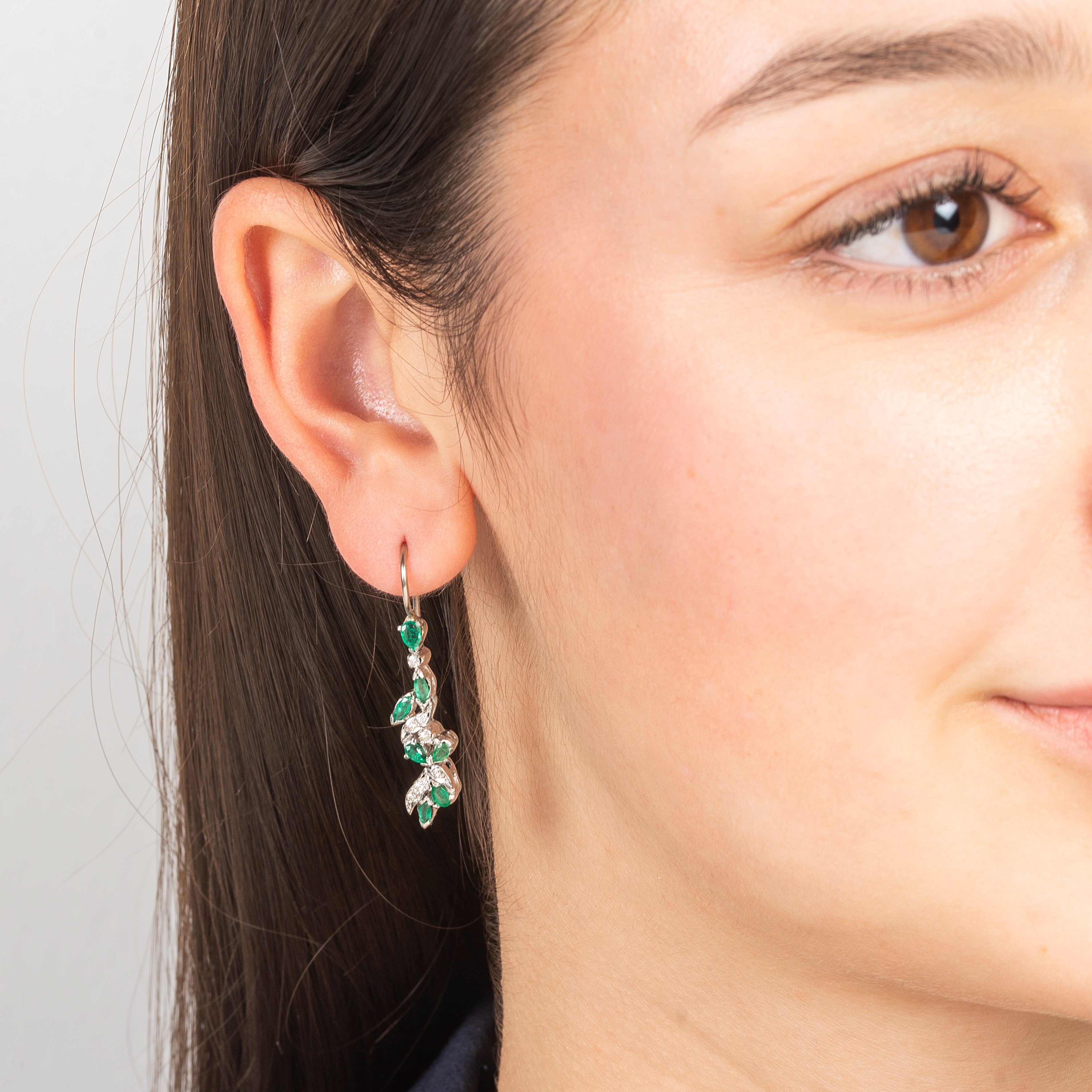 Paio di orecchini pendenti in oro bianco 18 kt, diamanti e smeraldi