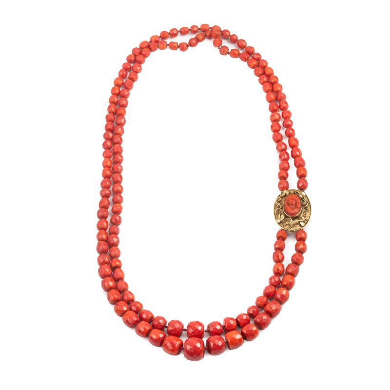 Lunga collana a due fili in corallo rosso e oro giallo 14kt