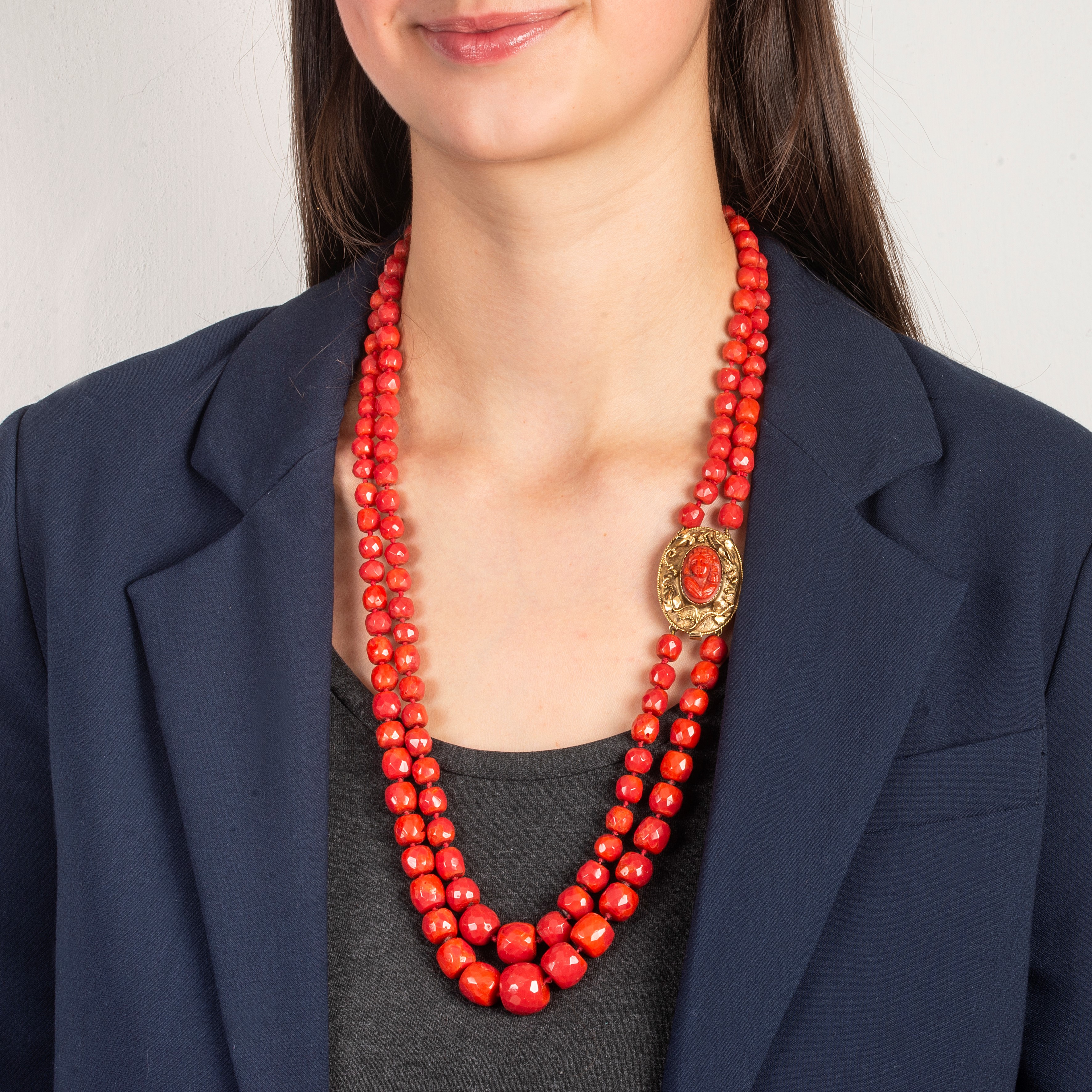 Lunga collana a due fili in corallo rosso e oro giallo 14kt