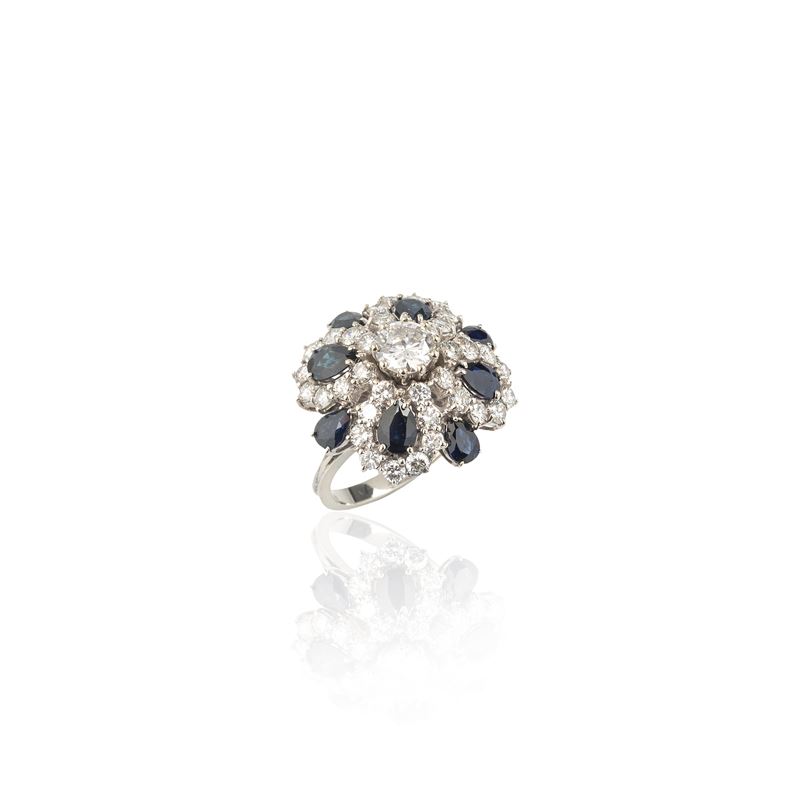 Grande anello floreale in oro bianco 18 kt, diamanti e zaffiri