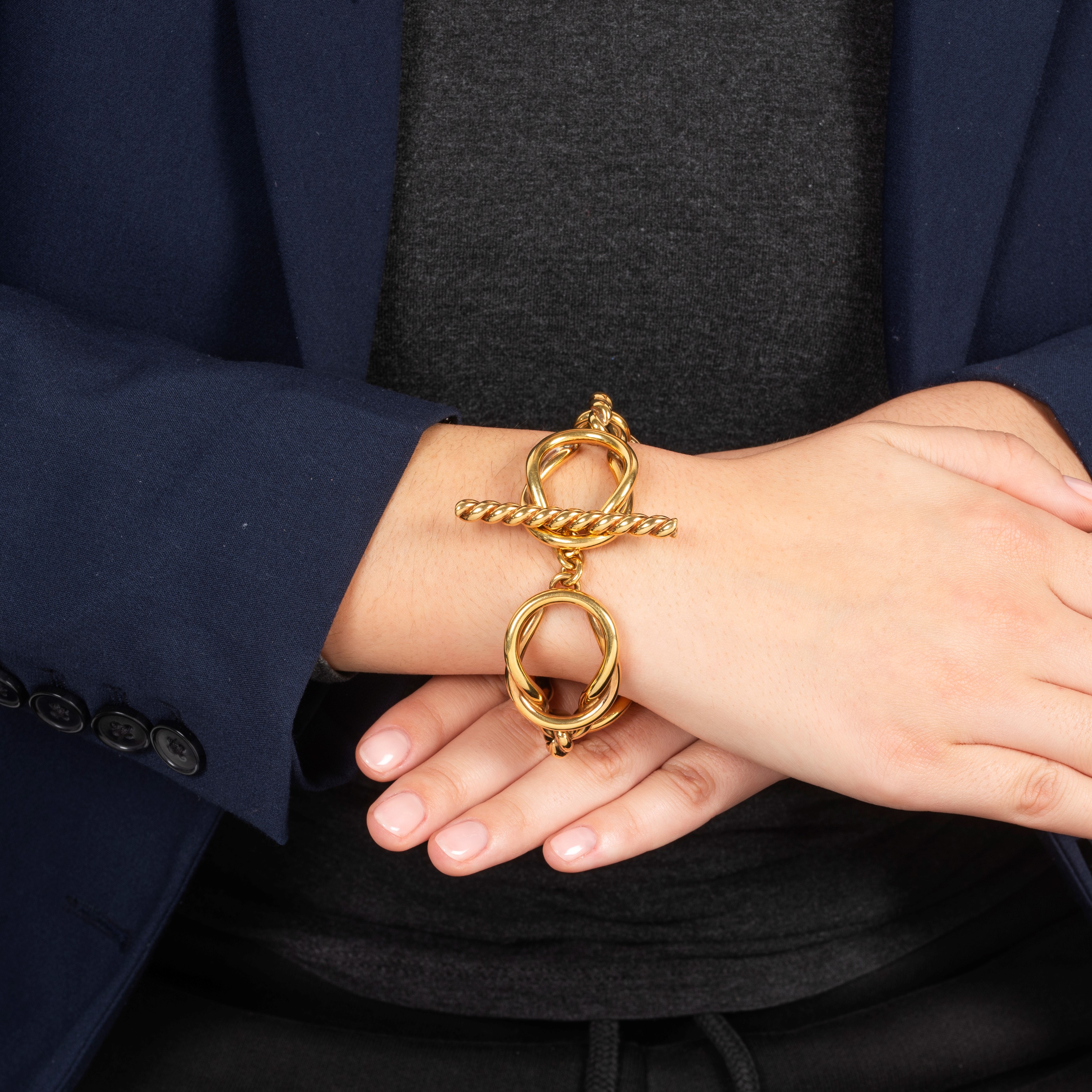 Grande bracciale con staffe intrecciate alternate a maglie a cordonetto in oro giallo 18 kt